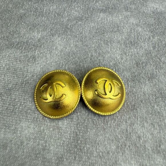 CHANEL Vintage 1994 Gold Plated CC Clip On Earrings STUNNING! - Picture 7 of 11